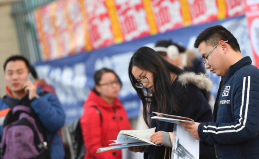 产品经理|求职也有“鄙视链”,专科女生不满求职被淘汰,晒简历却反遭嘲笑