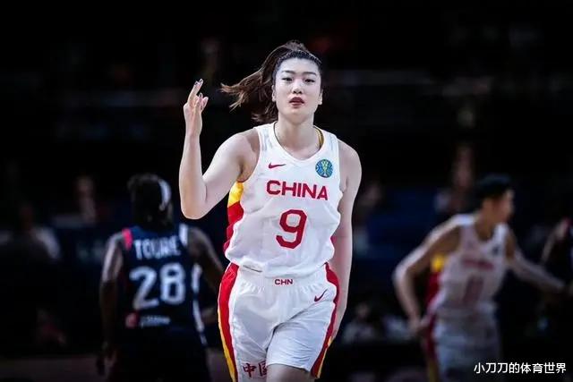 美甲 涂口红+美甲！李梦球技好人也美，篮球场上的花蝴蝶，应参加浪姐