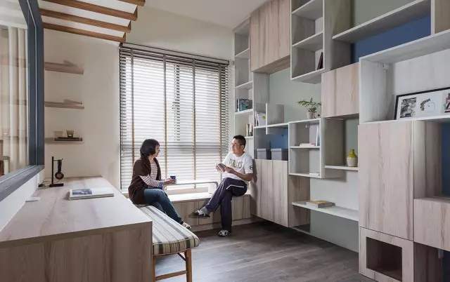 115平现代风三居室矮柜+格栅做隔断,保持了室内光线的延伸