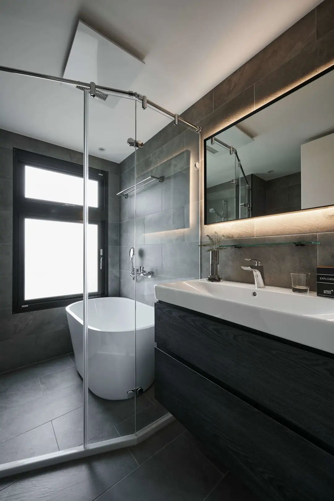 99㎡中等户型装修,黑白灰的配色简洁利落,打造高质感的居家空间