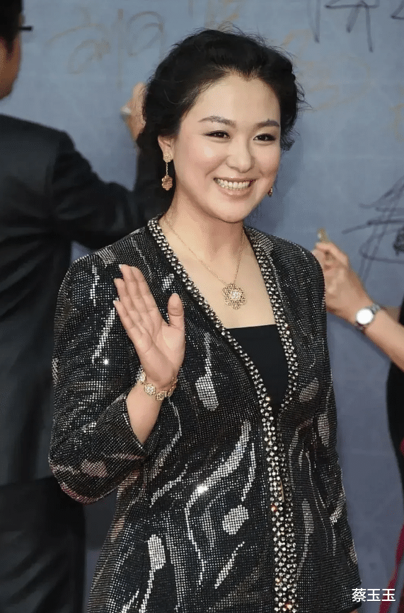 台湾|45岁的沈傲君偶像很少露面！也胖起来穿得像老奶奶的中年女性也是很少女