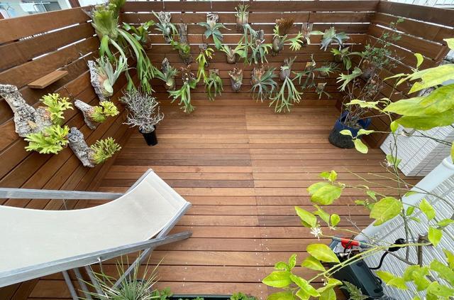 开发商送的露台，我不能让它荒废了，防腐木+地砖拼铺地面，好看