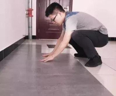 瓷砖不吃香了！现在都铺“软地板”，全屋几百元，家家都装的起