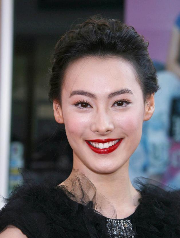 梁洛施|两个嫁不进李家的女人：梁洛施住20亿豪宅，周凯旋出门带宝马车队