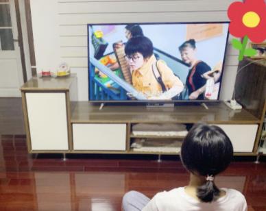 赵今麦晒出自己的家,客厅地板干净得能当镜子,在明星里算罕见了