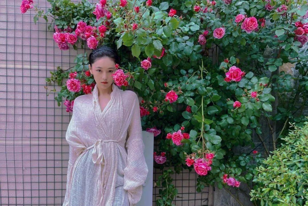 张馨予|离开李晨的张馨予：嫁兵哥成军嫂，兼职园艺师很幸福，某人打脸