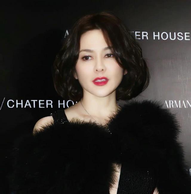 关之琳|关之琳爬山近照曝光，59岁无儿无女，曾同框艳压李嘉欣