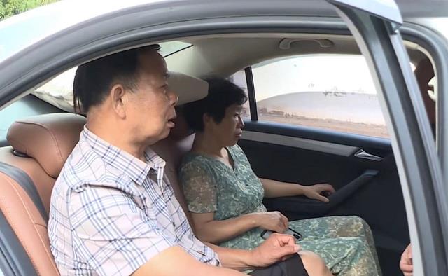 儿子身家千万不养父母,为32万征收款,八卦73岁父亲偷养27岁女友