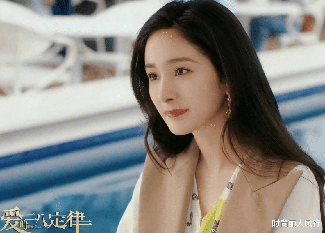 杨幂|杨幂新剧职场穿搭火出圈！多款造型展现性感女人味，可惜状态疲惫