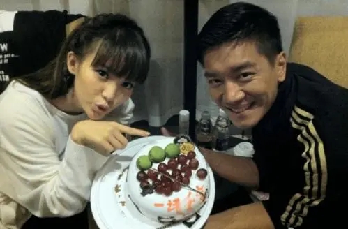 金晨|“内娱海后”金晨的甜性蜜爱：靠美貌征服了9个男人，只爱帅弟弟