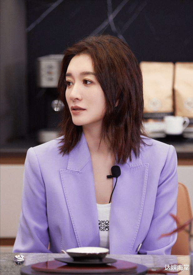 李小冉|47岁李小冉在机场被偶遇,路人视角颜值超高,穿搭简约少女感十足