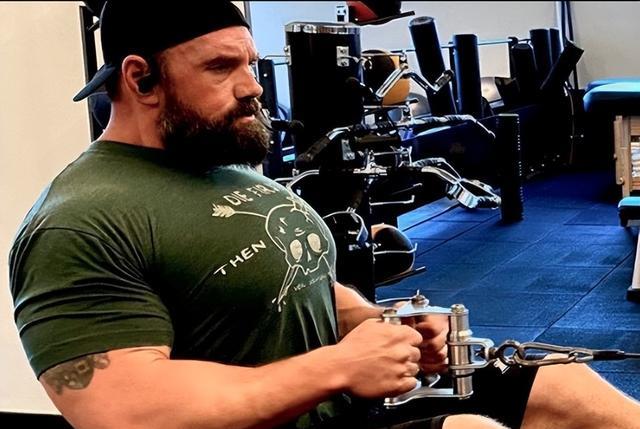 发型 电影明星伊桑苏普利：减掉300多磅体重后，简直判若两人