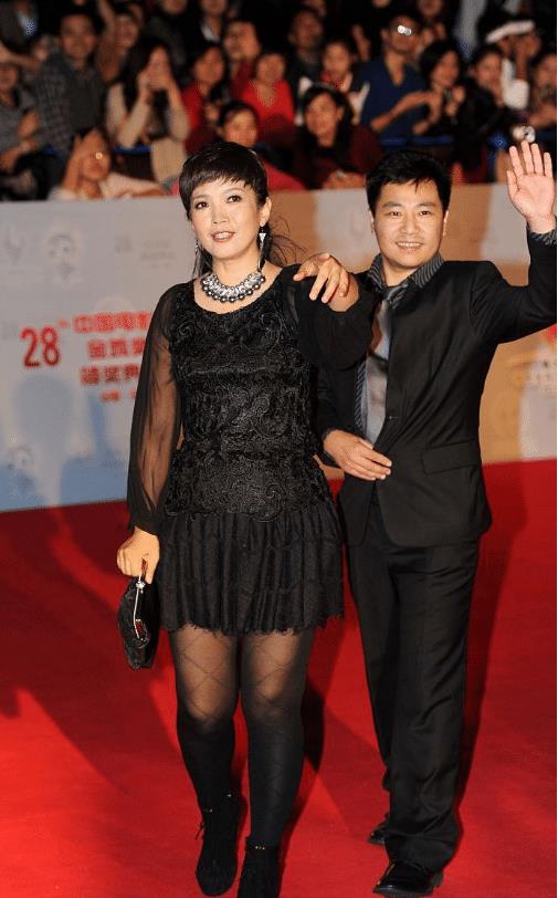 吕丽萍真是把自己当小姑娘了,齐刘海还挺显嫩,但肌肉腿抢镜了