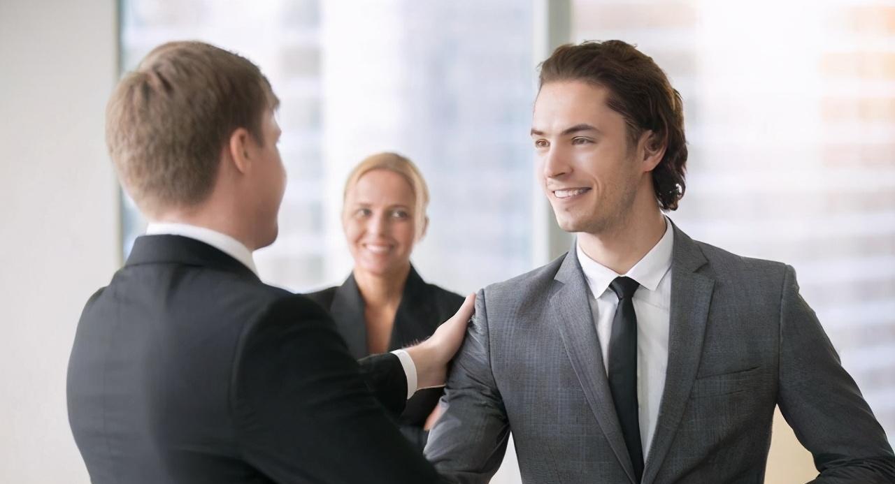 创业|饭局上,领导当众夸你,普通人只会说“不敢当”,聪明人会这样做