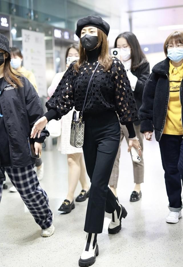 巴图|秦岚的造型全靠气质撑着，上衣破这么多洞，反而还挺时髦的