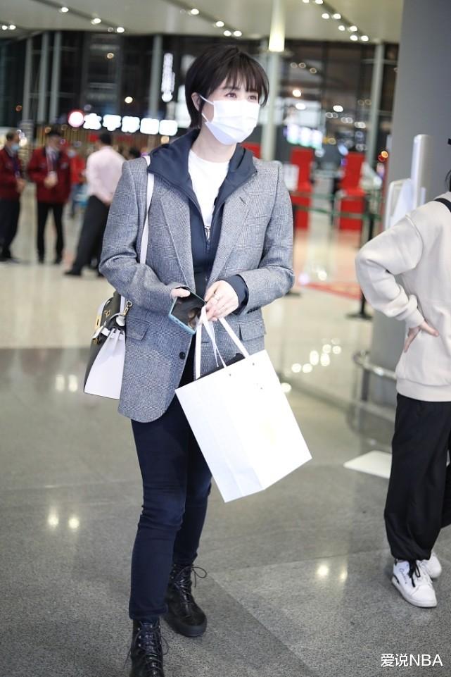 穿衣搭配 蒋欣拍“小舍得”剪了短发,气质倒是变了不少,穿黑裙真显小