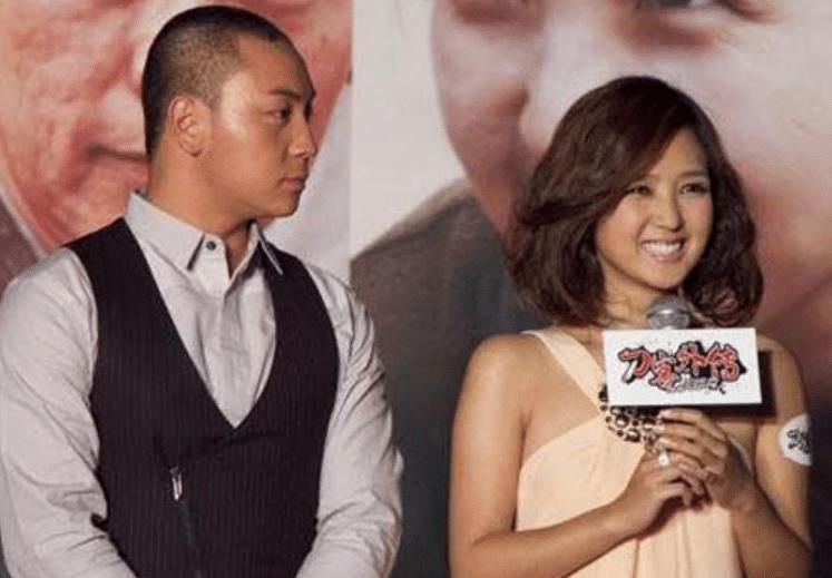 释小龙|释小龙一家出游被拍！美妻吊带配紧身裙秀火辣身材，女儿摇晃跟随