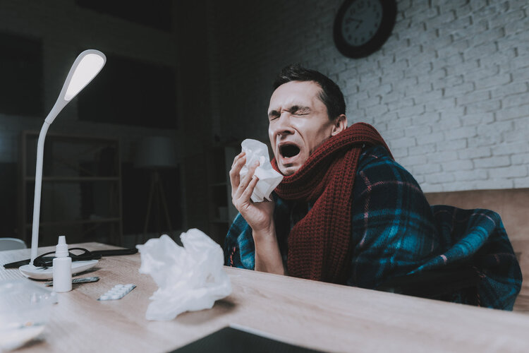 癌细胞|经常手脚冰凉是怎么了？手脚若有这5个迹象，或已被癌症“盯”上