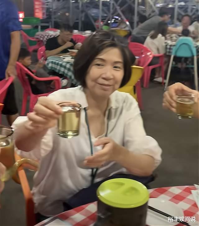 王俊棠|王俊棠广东庆66岁生日!携第二任妻子吃大排档,老戏骨郑恕峰现身