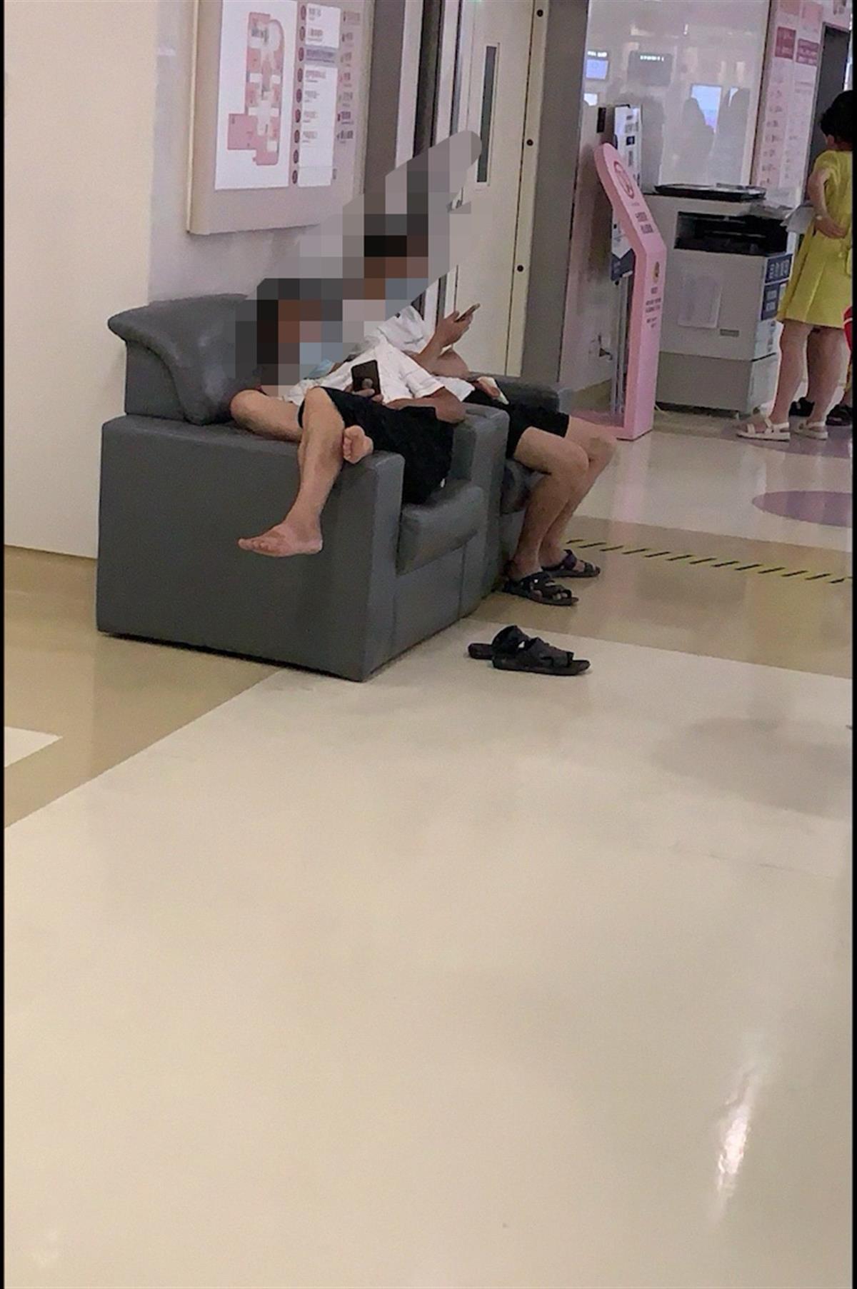 两男子霸坐产科门口沙发,多名孕妇站一旁!医院:将加强劝导