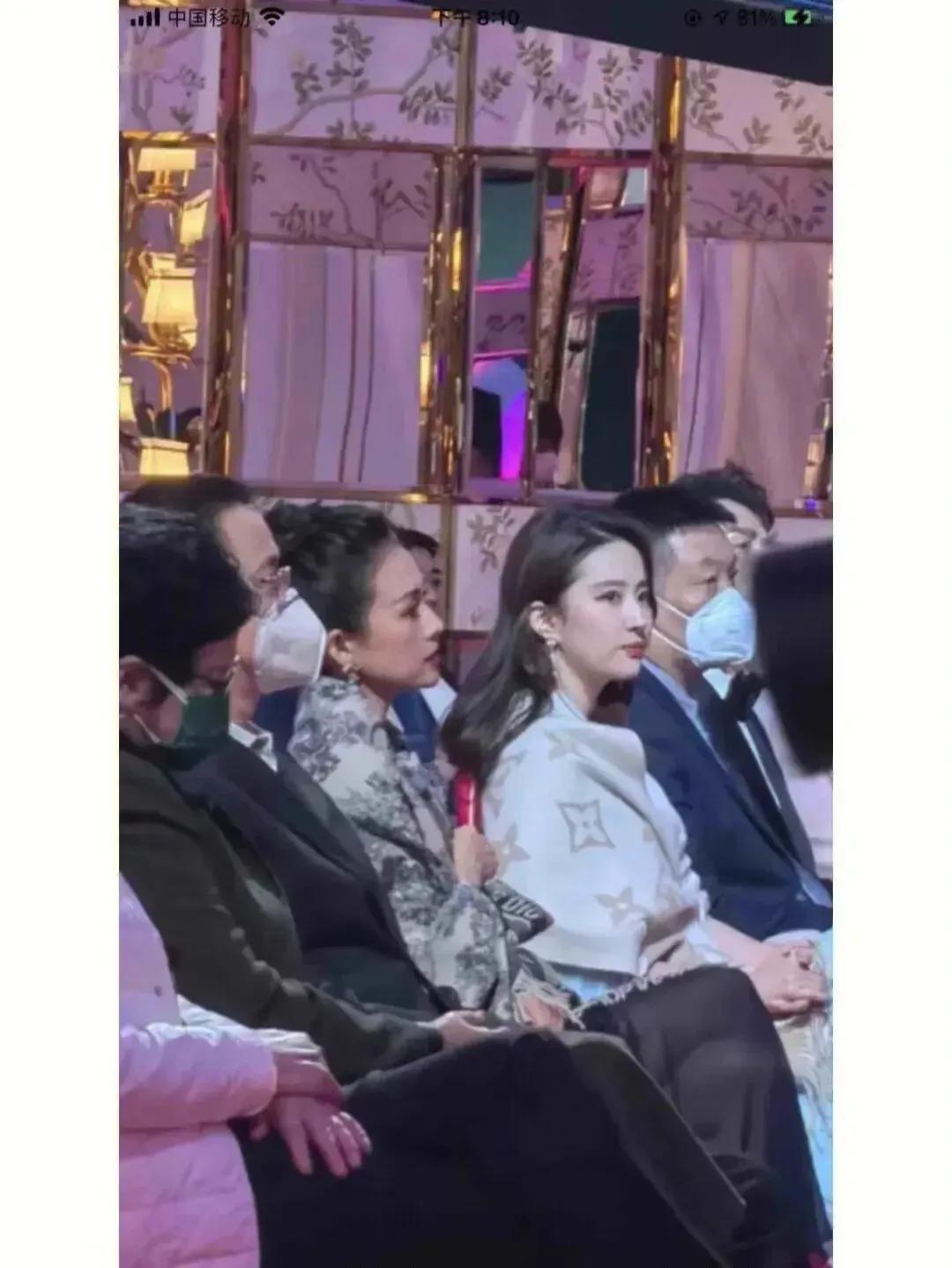 刘亦菲|章子怡刘亦菲香港电影节同框！一个干瘪一个丰满，连造型都很相似