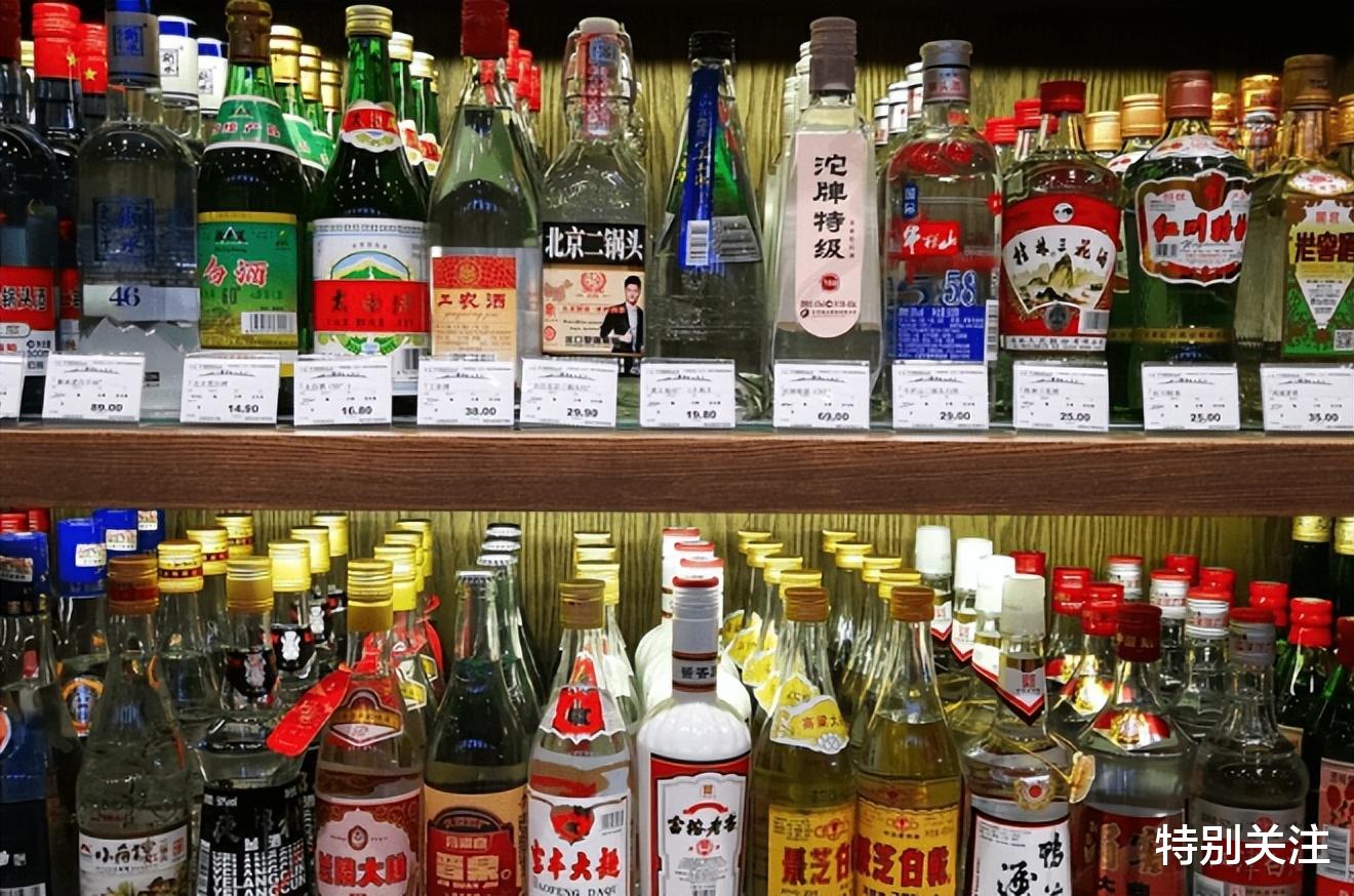 上海55岁男子晒白酒清单,看了心痛,网友直言中年“不如狗”