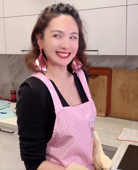 郭晓婷|程莉莎:狗粮撒在厨房内,吃完饭连洗碗都要向老公高晓东索吻2次