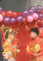 “在山上抓了只大龙虾,挺凶的,还扎了我一下...”网友评论炸锅了哈哈哈哈