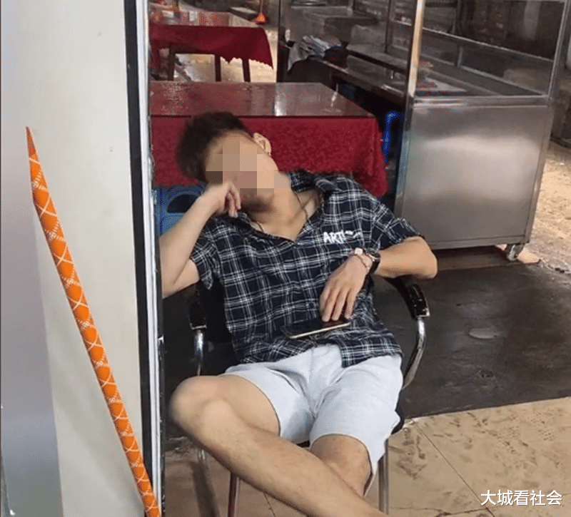 广东一男子开快递驿站,一年就亏了10多万,表哥劝说转让还不肯