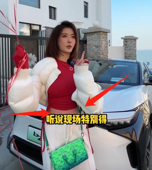 |聂小雨深冬穿露脐装，小蛮腰冻红粉丝喊话心疼，摄影师眼神引热议