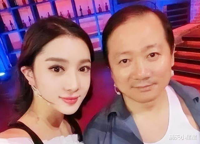 唐鉴军|“谢广坤”参加饭局酒后献歌,唱到动情处,与身边美女十指相扣!