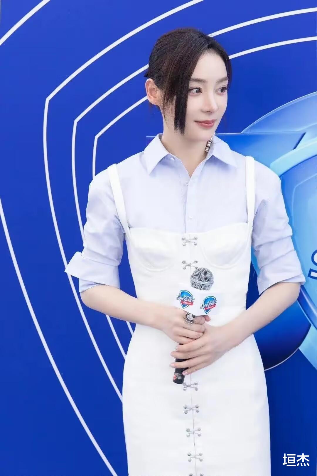 穿衣搭配|袁姗姗带火一种混搭叫“里面去上班,外面去约会”,显瘦又时髦