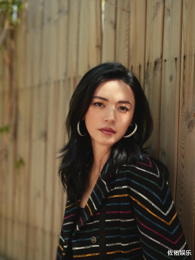 姚晨|42岁姚晨晒照优雅似少女，纤细美腿抢镜，戴戒指力证感情甜蜜