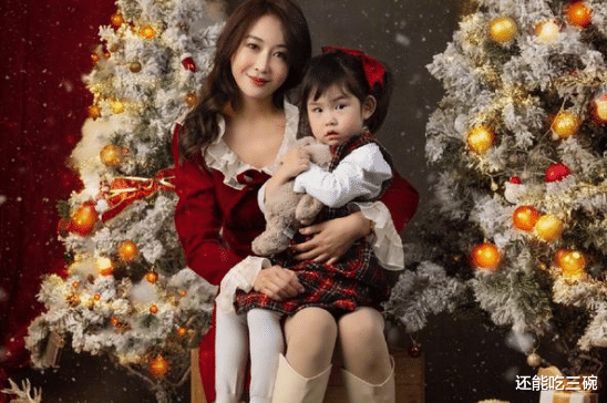 杜若溪|杜若溪三岁的女儿近照，小脸肉肉圆嘟嘟，模样酷似严屹宽