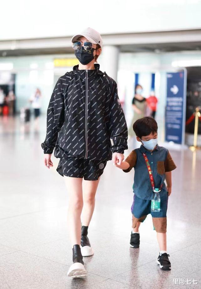 谢楠带儿子走机场，穿运动装肌肉腿堪比运动员，儿子眉眼超像她