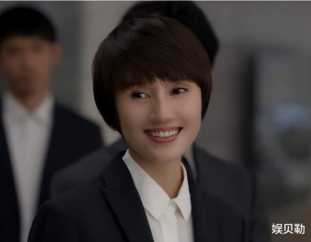 袁泉|《玫瑰之战》播出，袁泉上演一人千面，还弥补了老搭档靳东的遗憾