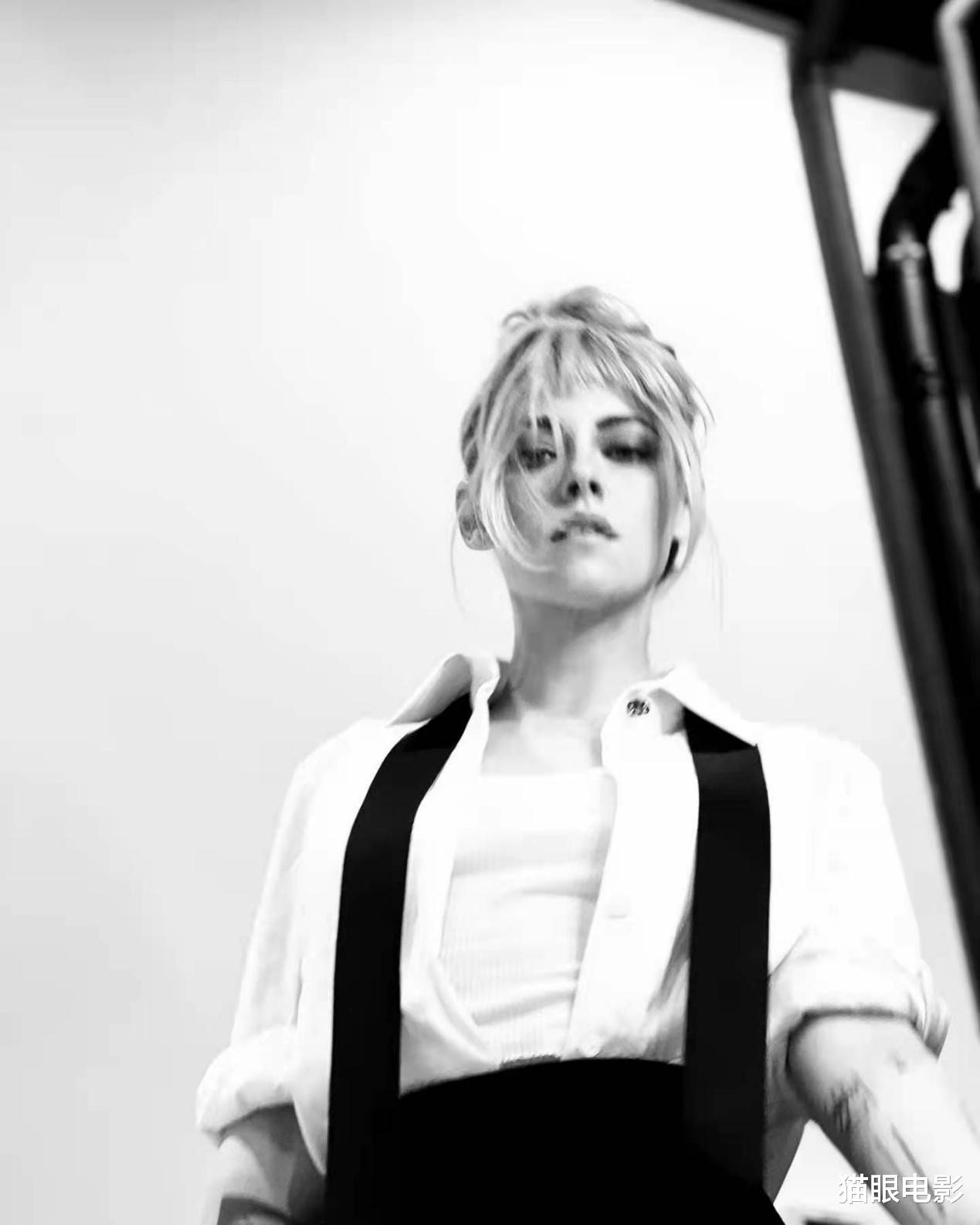 暮光女穿衬衫领口大敞，又美又帅男女通杀，网友：美女不需要刘海