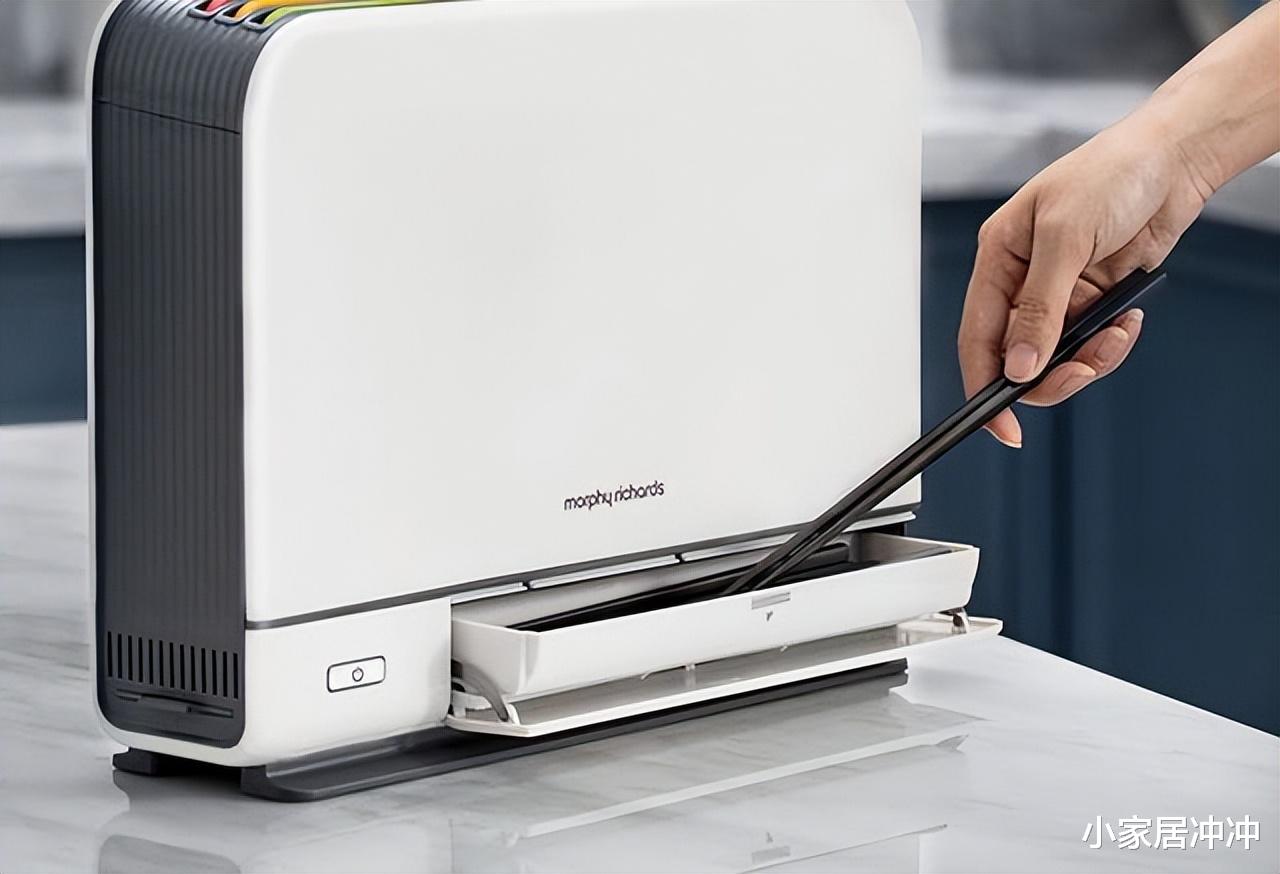 建议大家：灶台别摆瓶瓶罐罐了，学年轻人的做法，干净整洁不占地