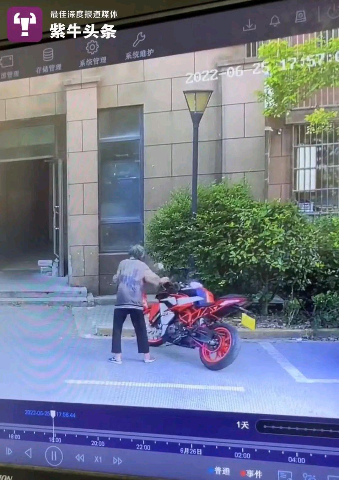 摩托车被老人推倒损坏 小伙坚持追刑责