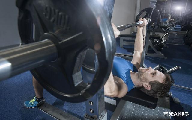 胸肌|如何快速提高卧推重量?学会这3个技巧,更容易练厚胸肌
