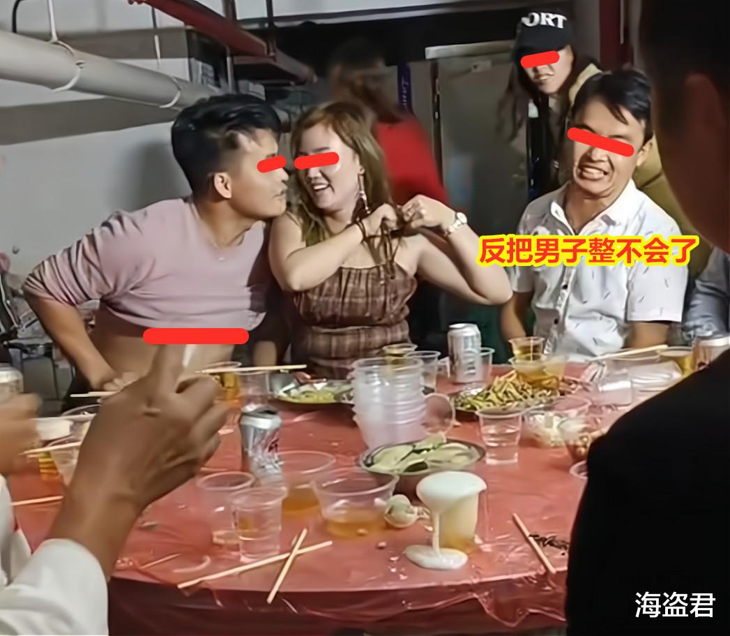 女子回到农村吃席左右逢源,两名男子一左一右,坐她身边大献殷勤