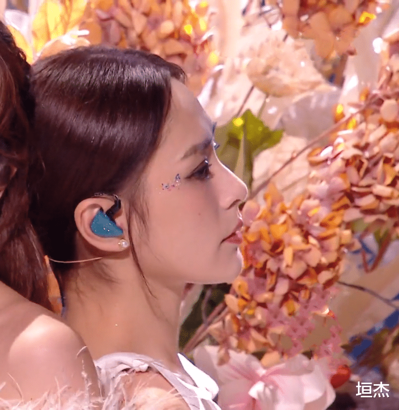 跨年晚会 跨年晚会收视来了!杨幂创纪录,关晓彤紧急改妆,众星集体跑调