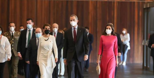 |莱蒂齐亚才是职场女性的穿衣榜样，跟着她的思路走，轻易不会出错