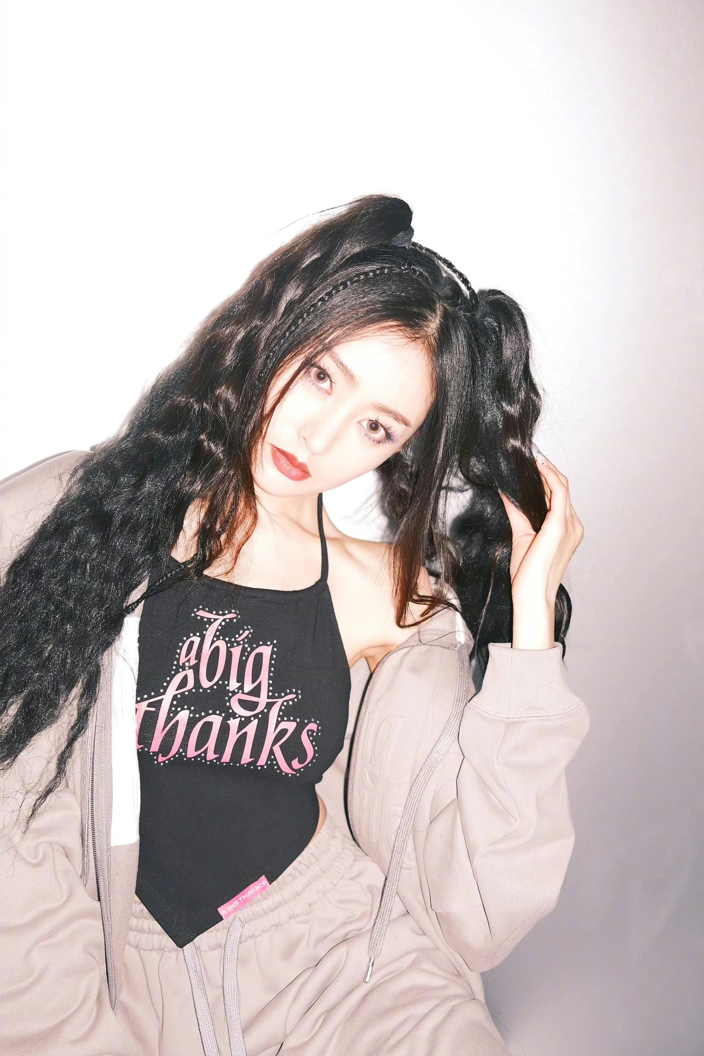 张天爱|张天爱自曝五音不全唱歌需用笔记标注，网友：这是加密版武林秘籍