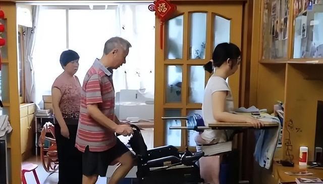 30岁女博士因病瘫痪,被丈夫抛弃后,靠一根手指逆风翻盘!