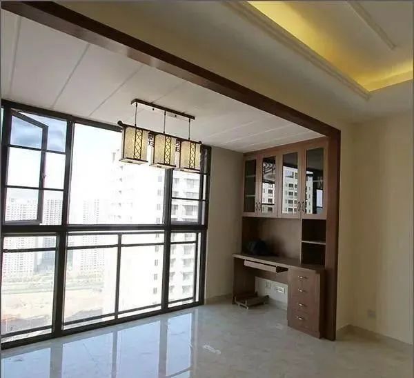 老婆把阳台可客厅打通后,我家像是200平的大户型,很气派!