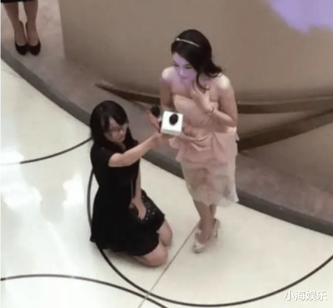 李小璐|李小璐现身酒吧拍广告,留大波浪穿短裙秀美腿,助理蹲地帮忙穿鞋