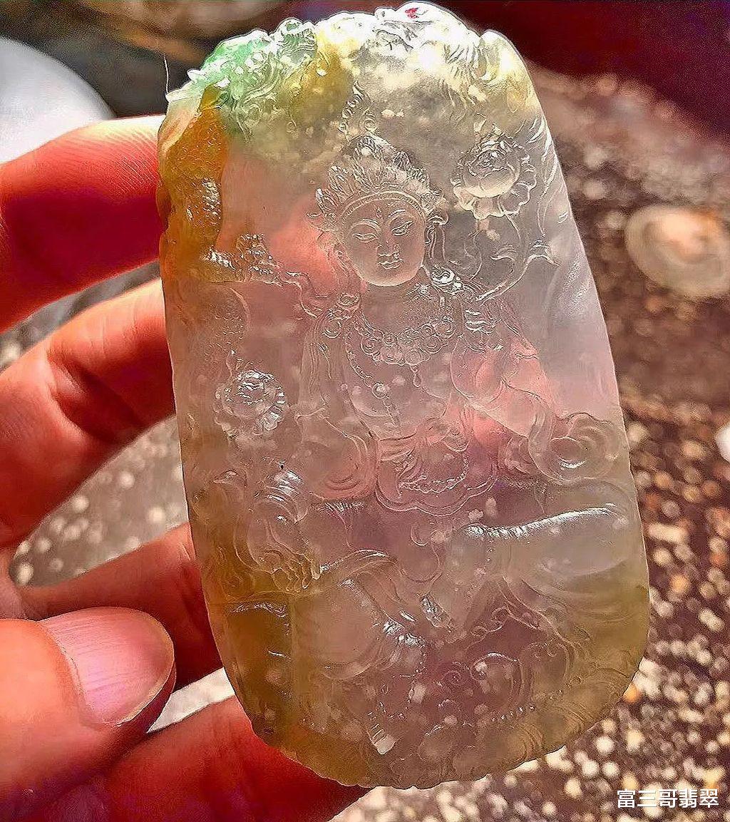 雕刻|玉赏 ▏一块带雪花棉的三色翡翠片料,雕刻端庄的持莲观音,美翻了!