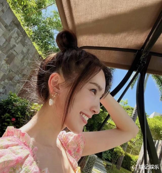 短发 陈若仪分享日常，做了粉色美甲心情很好，透露老公林志颖有好转