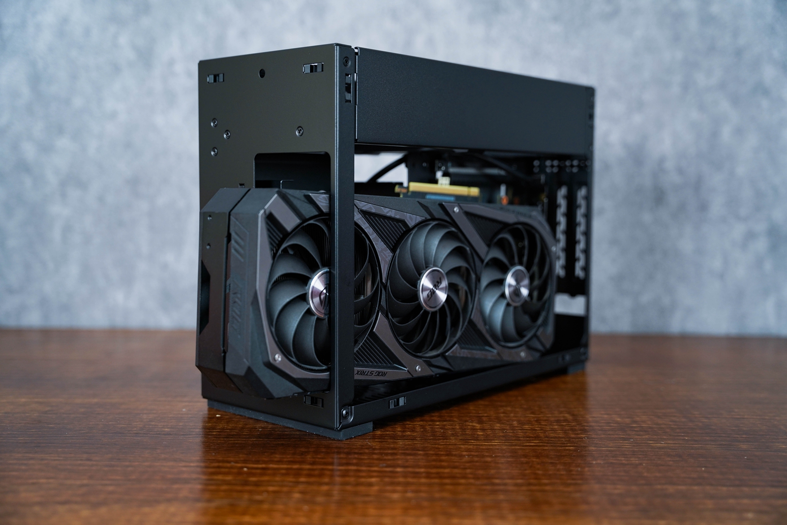 显卡|11L银黑策划， A4-H20携手12代酷睿与D5的游戏小钢炮装机体验